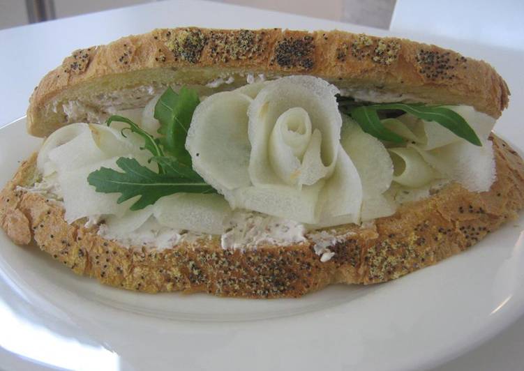 Panino con caprino carpaccio di pera e rucola