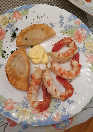 Una foto de Langostinos y mini empanadillas de merluza