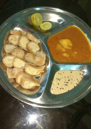 फरा मूंगफली चटनी के साथ & आलू करी (Fara with peanut's chutney & aloo curry recipe in hindi) रेसिपी मुख्य फोटो