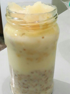 Una foto de Desayuno o merienda súper nutritiva de granola, yogurt y pera. ★☆★