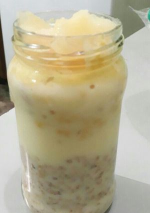 Una foto de Desayuno o merienda súper nutritiva de granola, yogurt y pera. ★☆★