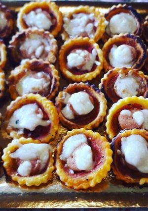 Foto di Pizzette dell'ultimo minuto con pasta sfoglia e base per pizza