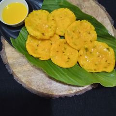 A picture of Nivgarya (steamed rice flour puri).