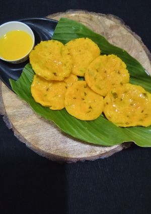 A picture of Nivgarya (steamed rice flour puri).