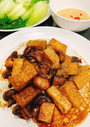 Hình của món Đậu hũ kho nấm 🍄 baby BellaRau cải thìa chấm chao.