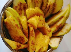 Una foto de Snack de fruta al garam masala🍍🍏