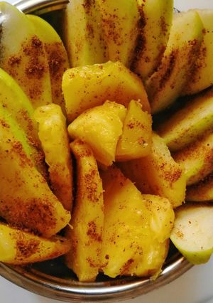 Una foto de Snack de fruta al garam masala🍍🍏