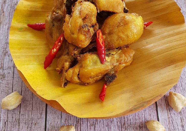 Ayam goreng kemiri