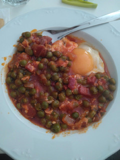 Una foto de Guisantes con tomate frito, jamón, chorizo y huevo