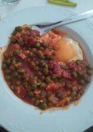 Una foto de Guisantes con tomate frito, jamón, chorizo y huevo