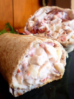 Una foto de Wrap de pollo con tomate