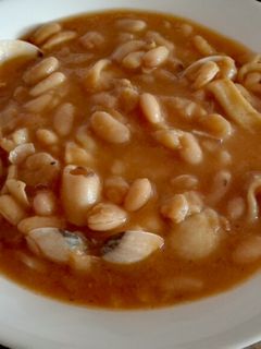 Una foto de Alubias con calamares y almejas