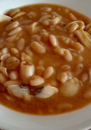 Foto principal de Alubias con calamares y almejas