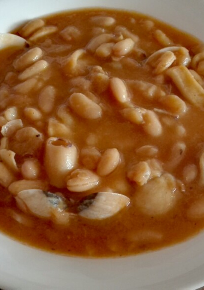 Una foto de Alubias con calamares y almejas