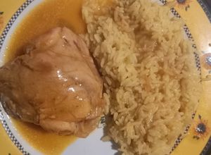 Una foto de Muslistos de Pollo a la Mostaza con Arroz Amarillo