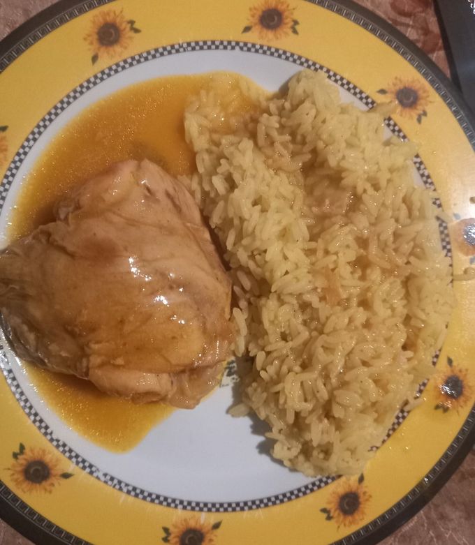 Una foto de Muslistos de Pollo a la Mostaza con Arroz Amarillo