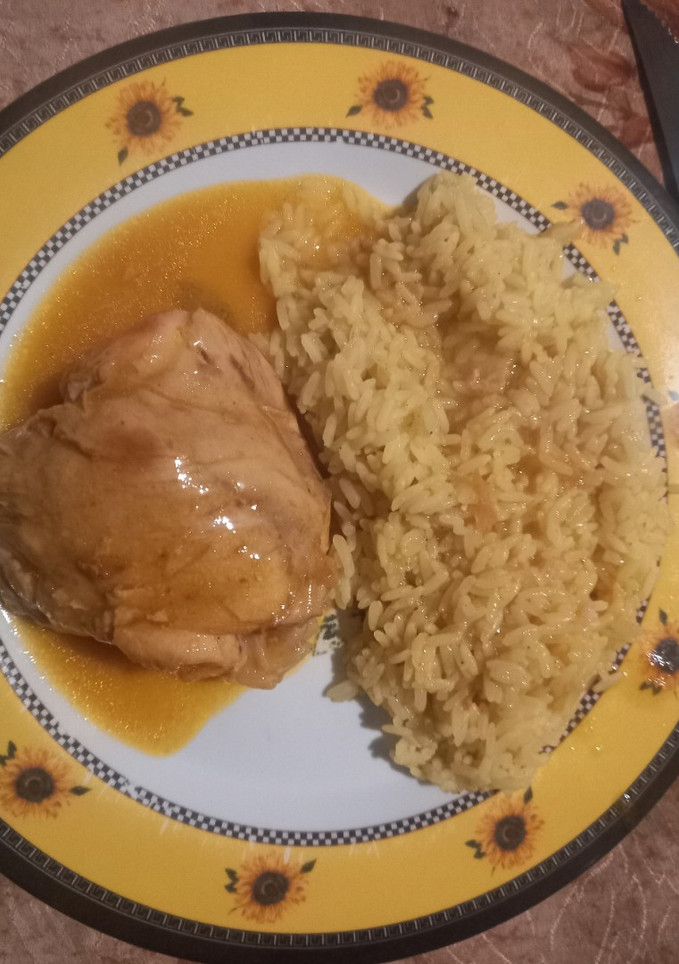 Una foto de Muslistos de Pollo a la Mostaza con Arroz Amarillo