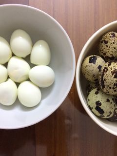 Hình của món Trứng cút luộc và cách bóc trứng siêu nhanh.