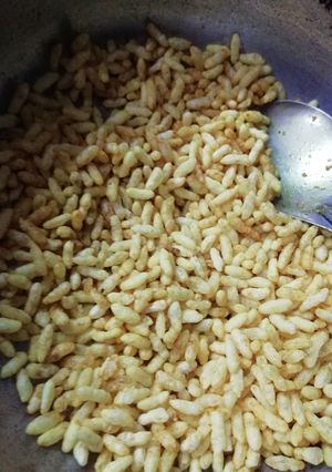 A picture of Crispy puffed rice.