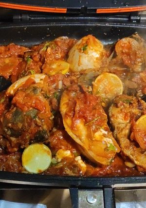 صورة لوصفة اطعم سمك بالصلصة على الطاسة