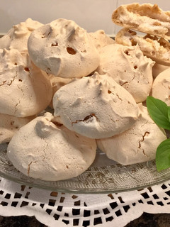 Una foto de Merengues almendrados