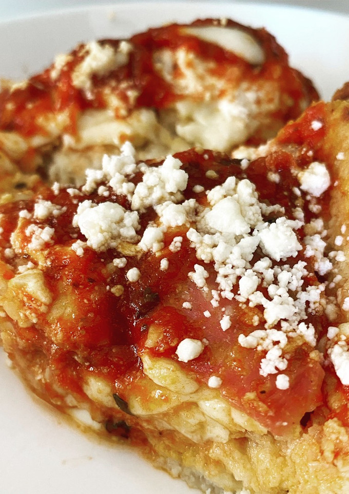 Una foto de Pizza deep dish con base de coliflor