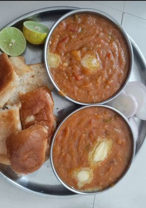 पाव भाजी (Pav bhaji recipe in Hindi) रेसिपी मुख्य फोटो