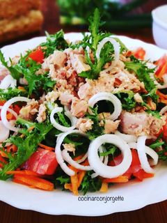 Una foto de Ensalada de escarola con atún