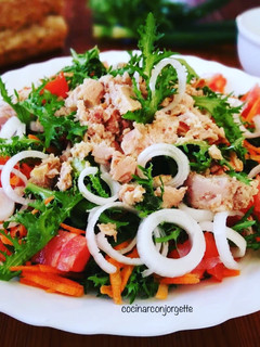 Una foto de Ensalada de escarola con atún