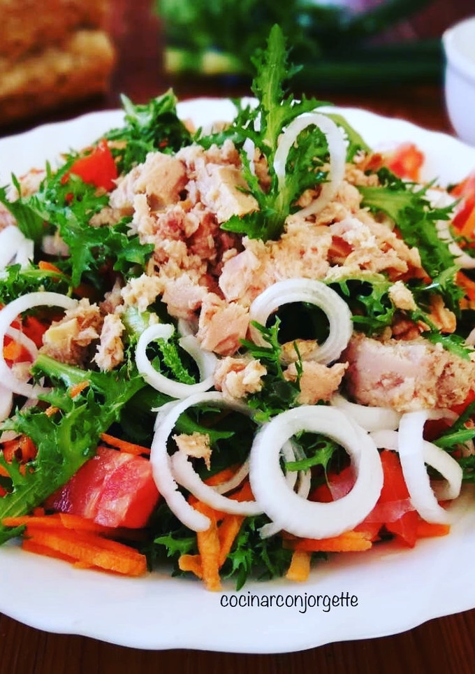 Una foto de Ensalada de escarola con atún