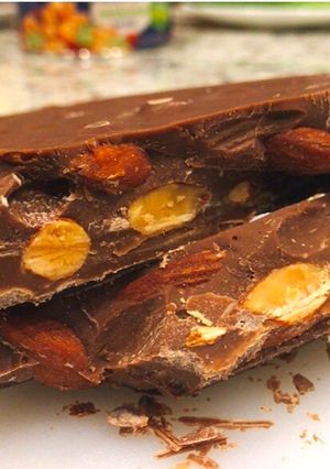 Hình của món Chocolate Almonds.