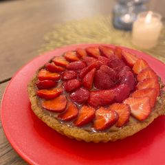 A picture of Glazed strawberry custard tart 🍓.