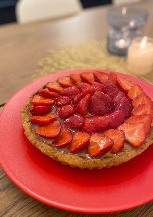 A picture of Glazed strawberry custard tart 🍓.