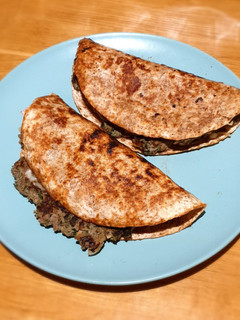 Una foto de Tacos de carne con espinacas