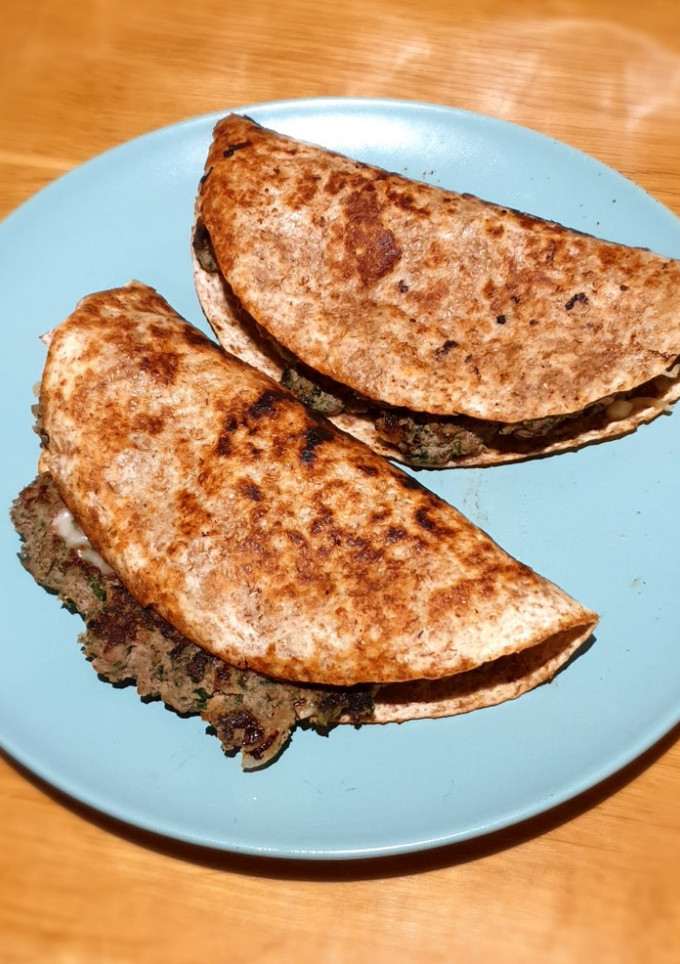 Una foto de Tacos de carne con espinacas