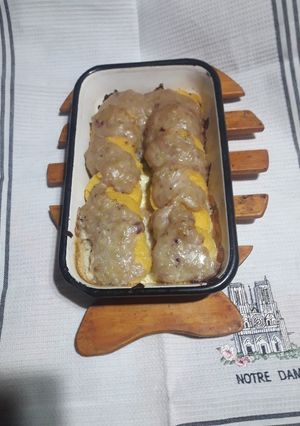 Una foto de Medallones de harina de maíz con salsa de puerro y verdeo