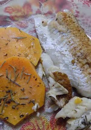 Una foto de Medallones de calabaza al romero con filet de merluza