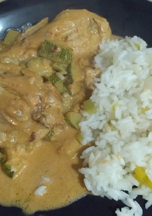 Una foto de Pollito con calabacita y crema chipotle
