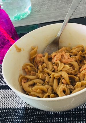 Una foto de Pasta integral con salmón