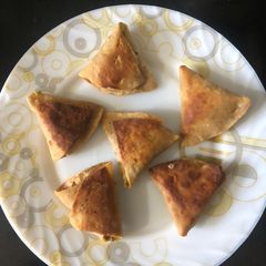 A picture of Baked roti samosa.