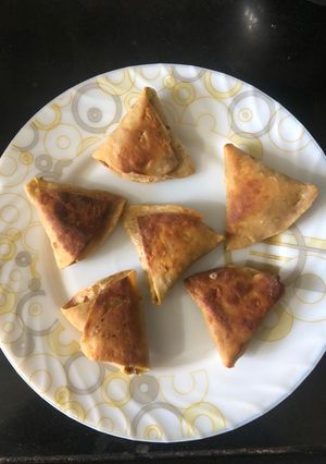 A picture of Baked roti samosa.