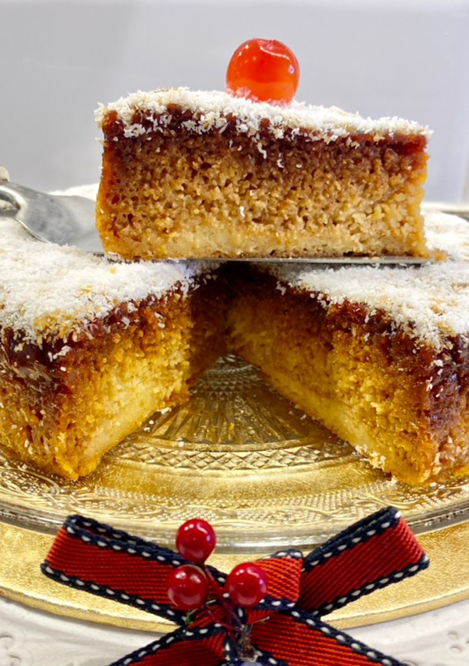 Una foto de Pastel con coco y caramelo muy húmedo (sin harina)
