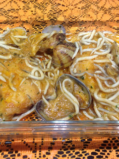 Una foto de Bacalao con gulas y almejas