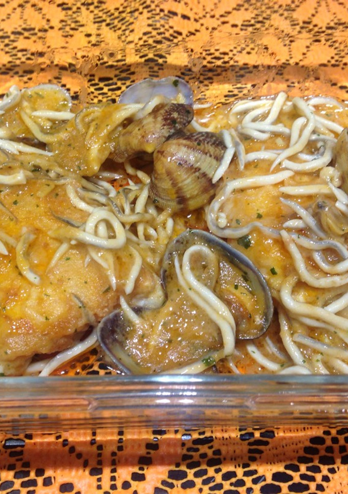 Una foto de Bacalao con gulas y almejas
