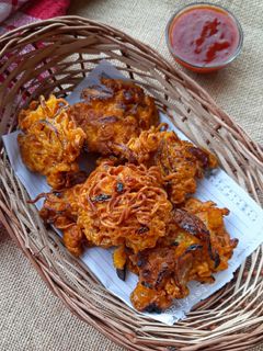 নুডুলস চিকেন পকোড়া (noodles chicken pakoda recipe in Bengali) রেসিপির প্রধান ছবি