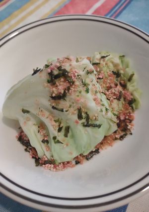 A picture of Steamed cabbage with furikake.