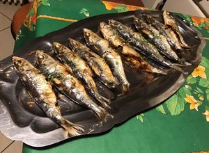 Une photo de Sardines grillées au four,farce méridionale et thym du jardin