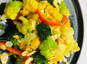 Hình của món Món chay dễ làm 🌱🍃: Bông Cải Tứ Quý xào nước dừa tươi.