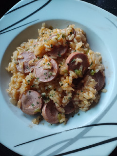 Una foto de Arroz con salchichas