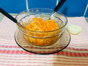 Una foto de ensalada de naranjas y cebolla